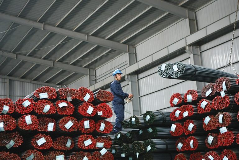 Cổ phiếu thép giữa “muôn trùng vây”