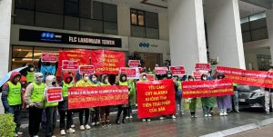 Bộ Xây dựng yêu cầu làm rõ việc người dân đội mưa, đòi bàn giao nhà ở xã hội