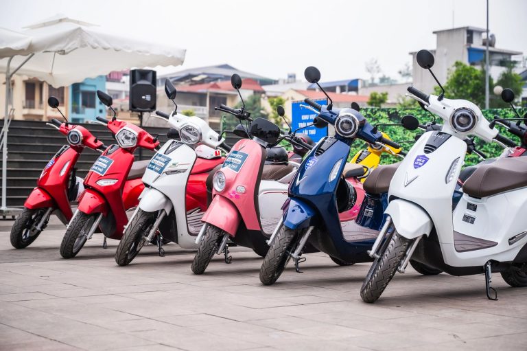 Dân văn phòng lên cơn sốt, rủ nhau lên đời xe máy điện VinFast để hưởng ưu đãi chưa từng có