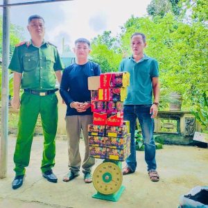 Công an Phú Thọ bắt giữ đối tượng tàng trữ, vận chuyển 38kg pháo hoa nổ 27