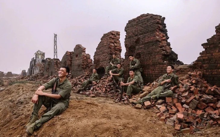 ‘Tử chiến trên không’ vượt mốc trăm tỉ, ‘Mưa đỏ’ lập kỷ lục mới 4