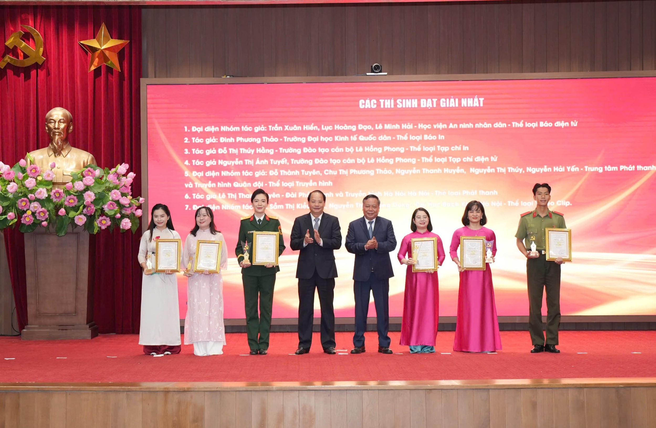 Khen thưởng 99 tác phẩm đạt giải Cuộc thi chính luận bảo vệ nền tảng tư tưởng của Đảng lần thứ Năm 6