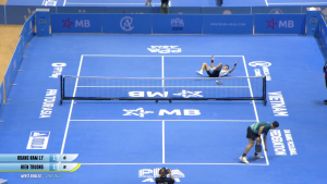 Lý Hoàng Nam lăn ra sàn, phản ứng với trọng tài ở bán kết pickleball 1