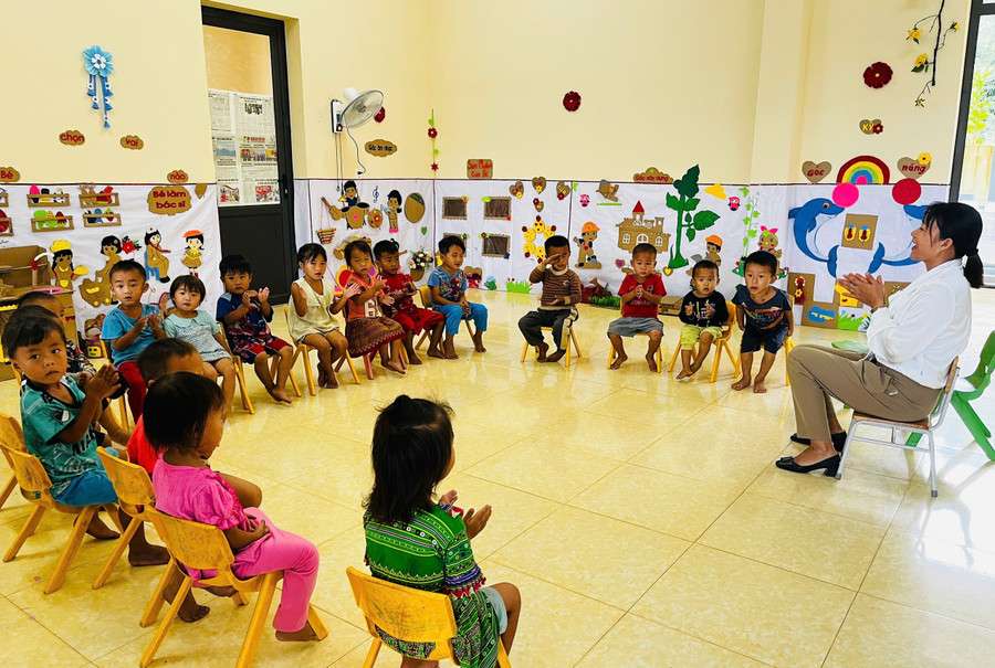 Hành trình đưa trẻ 3 tuổi đến trường ở vùng cao: Những bước chân thầm lặng 16