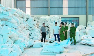 Bắt tạm giam giám đốc công ty sản xuất hàng triệu bình chữa cháy giả 17