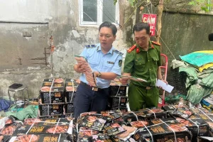 Gần 1,7 tấn xúc xích không rõ nguồn gốc suýt bị tung ra thị trường 7