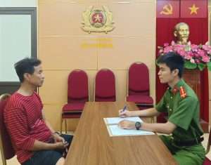 Tạm giữ hình sự đối tượng đốt rác trên sân thượng cháy lan sang hàng xóm 2